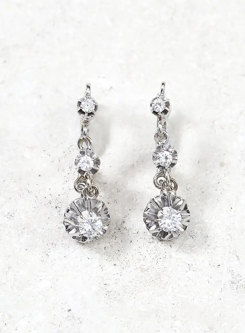 Boucles d'Oreilles Dormeuses Art Déco en Or Blanc 18k & Diamants | Authentique & Vintage